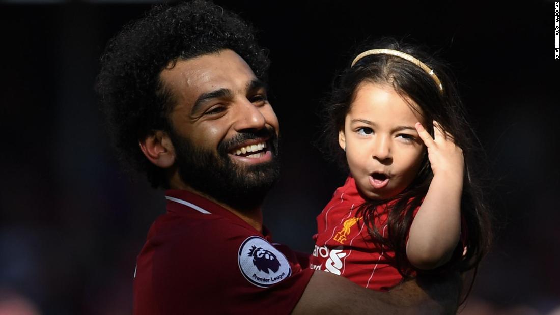 تیپ عجیب محمد صلاح در جشن تولد دخترش
