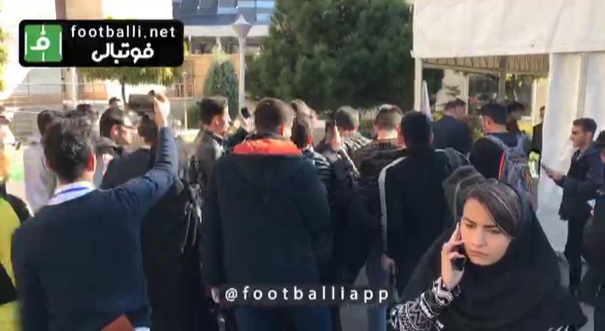 اختصاصی/ سلفی استراماچونی با طرفدارنش پس از ترک کردن همایش بین المللی فوتبال کلینیک