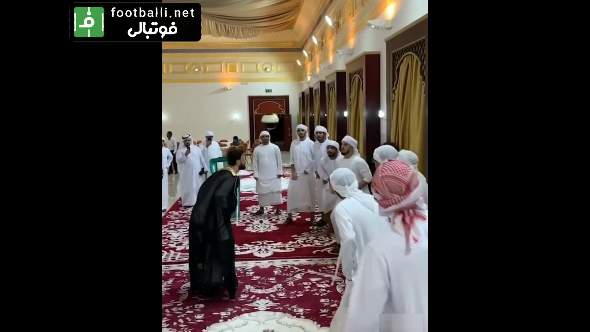 چالش انداختن توپ داخل سطل در مراسم عروسی