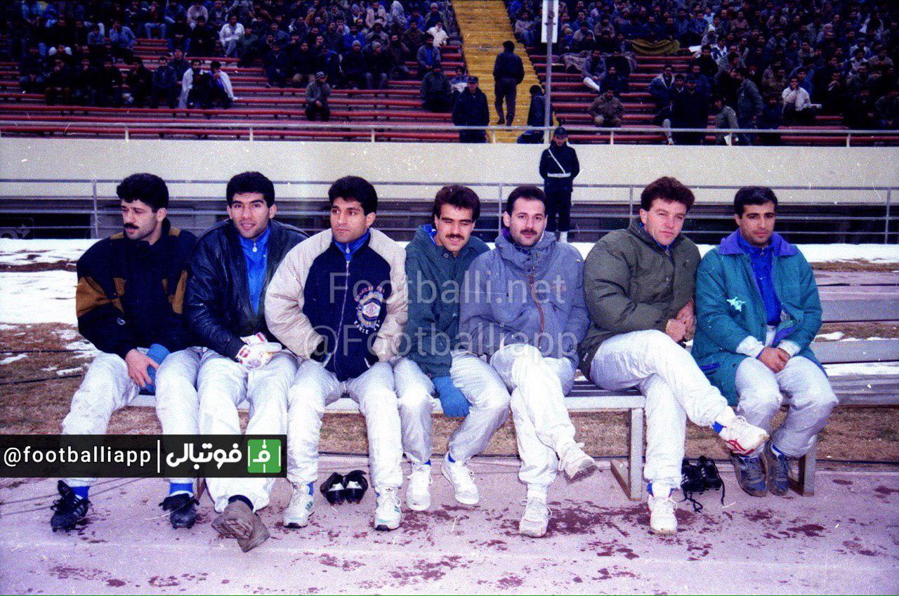 نوستالژی/ ٢٥ بهمن ١٣٧٠. اولين دوره جام آزادگان. استقلال يك نساجى صفر . گل: ميرشادماجدى. نيمكت نشينان استقلال در اين مسابقه به ترتيب از راست: جعفرمختاريفر، ناصرعباسى، مجيدنامجومطلق، ايمان عالمى، اميرهاشمى مقدم، احمدرضاعابدزاده و مسعود غفوريهاى اصل