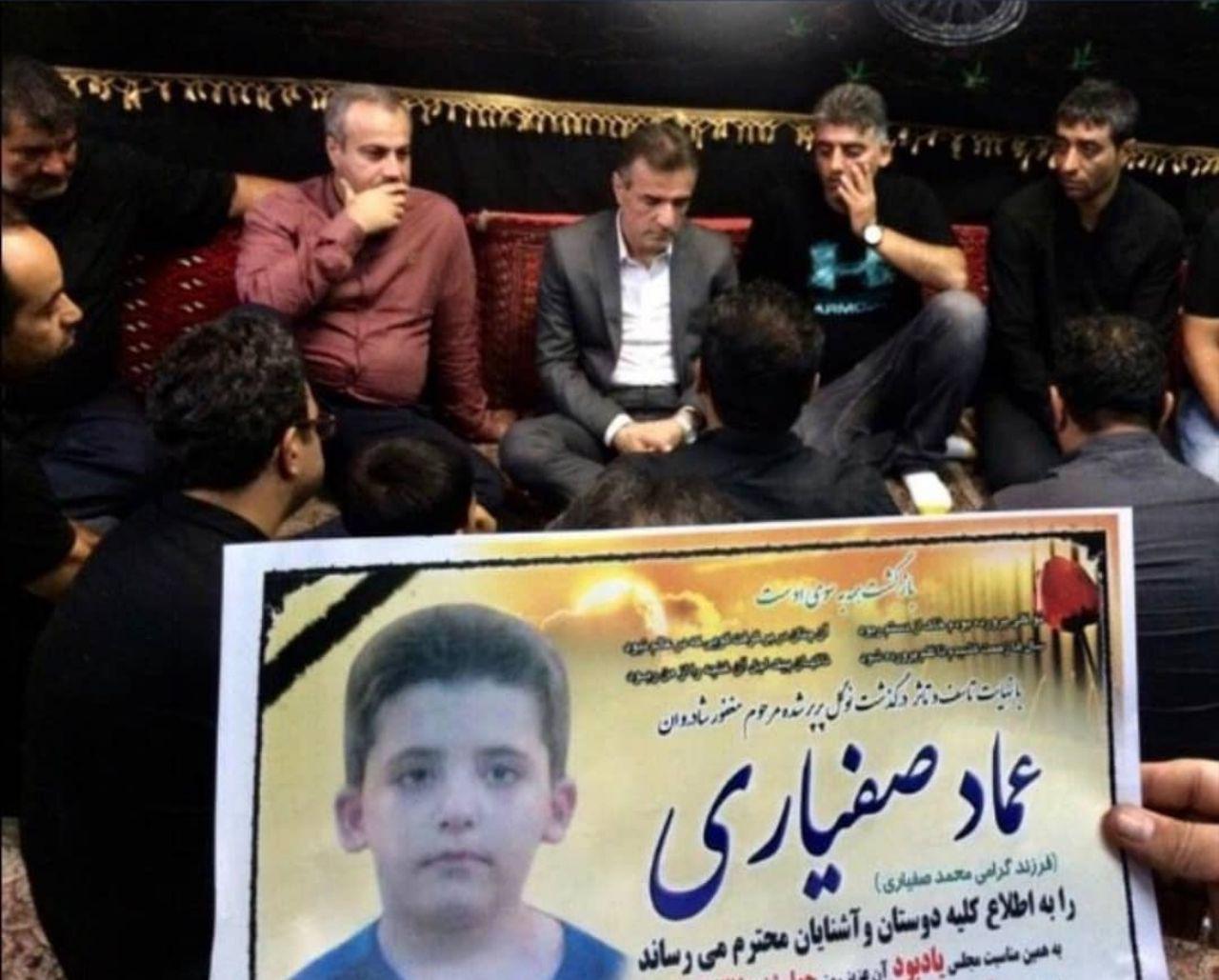 حضور محمد حسن انصاریفرد و حسین خبیری در مراسم درگذشت پسر بچهای که پس از بازی پرسپولیس و صنعت نفت دچار برق گرفتگی شد