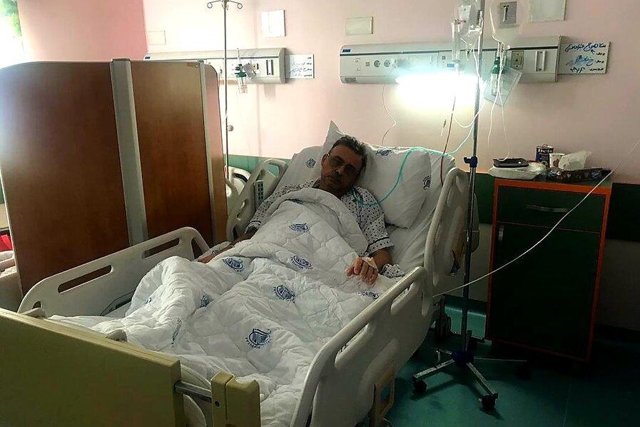 تصویری از دکتر کاوه ستوده پزشک تیم استقلال که به کرونا مبتلا شده و در بیمارستان بستری است.