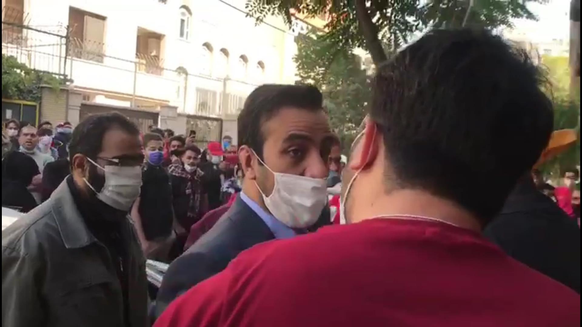 اعتراض شدید هواداران پرسپولیس به معاون اقتصادی باشگاه