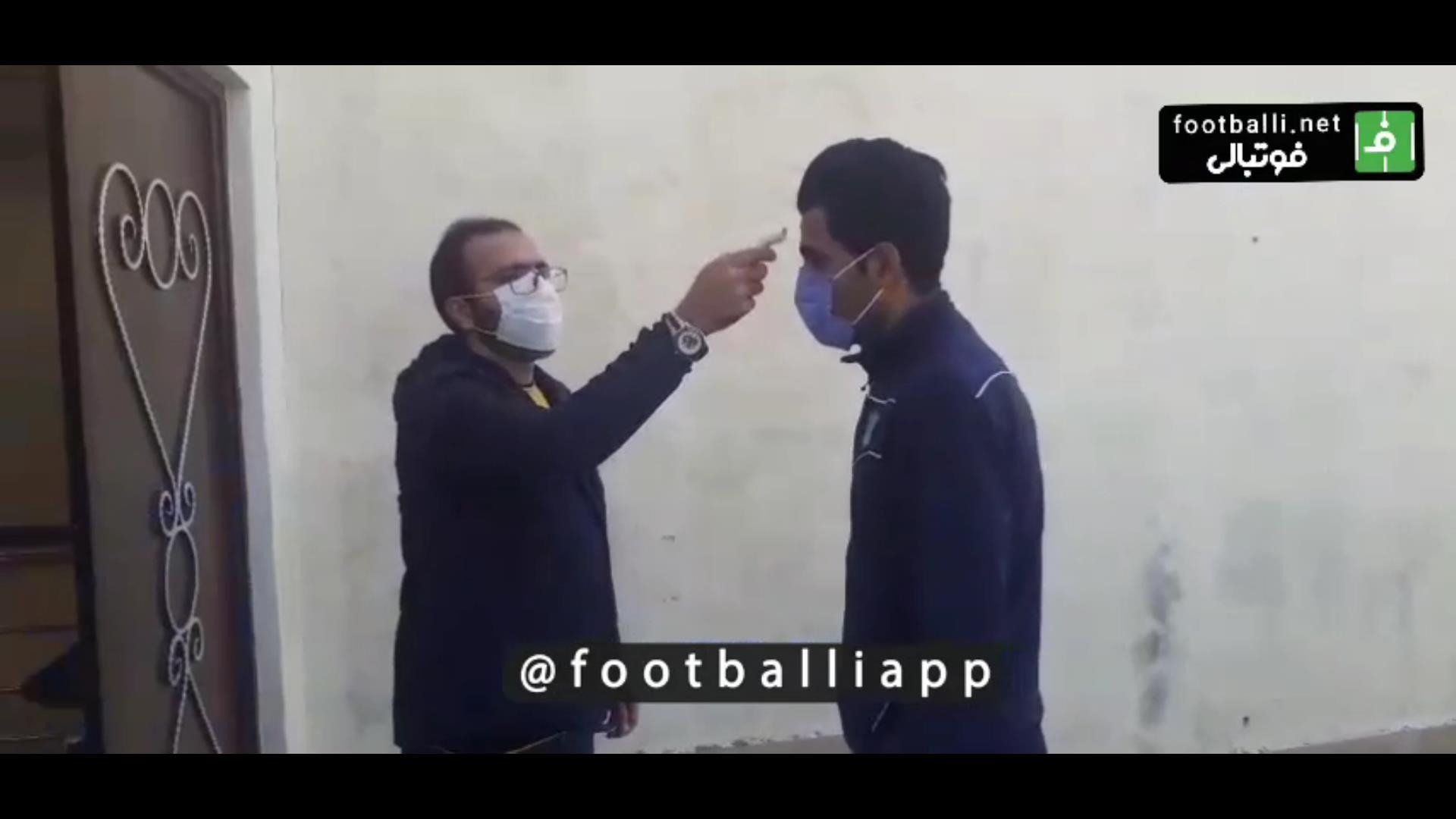 ورود بازیکنان نساجی و نفت آبادان به ورزشگاه شهید وطنی قائمشهر