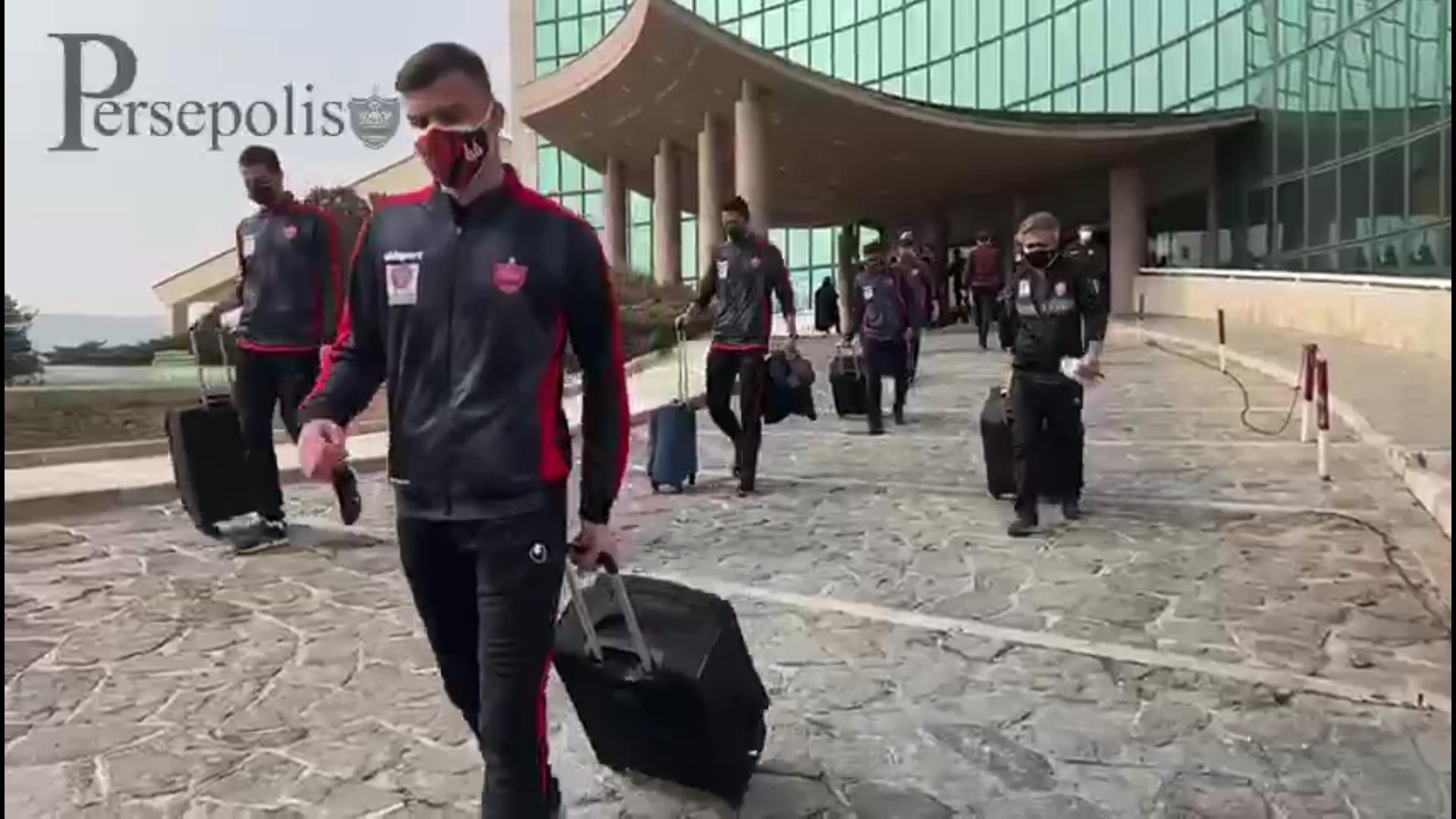 عزیمت کاروان پرسپولیس به سمت ورزشگاه یادگار امام تبریز