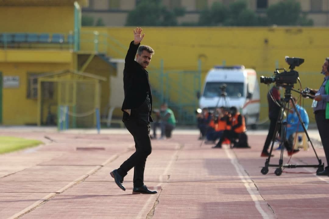 پورموسوی در گفت و گو با فوتبالی: داوران با نیمکت‌های معترض قاطع برخورد کنند