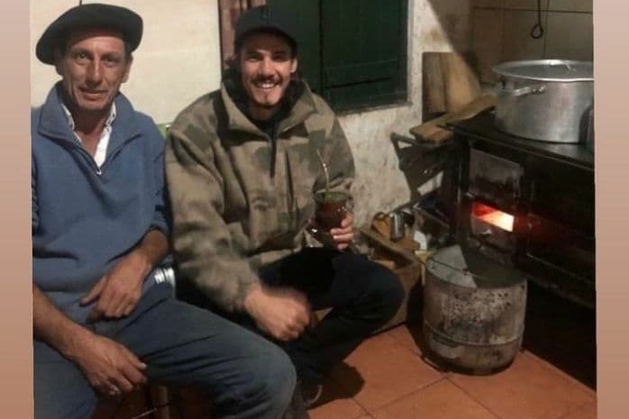 عکس؛ سر و وضع جالب کاوانی در کنار اجاق گاز و قابلمه!