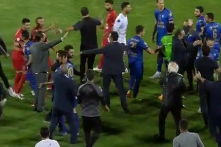 درگیری و زد و خورد بازیکنان پرسپولیس و استقلال در دقایق پایانی دربی 95