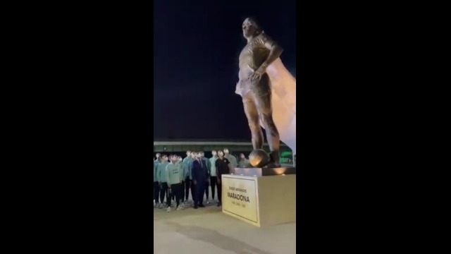 رونمایی از تندیس جدید مارادونا در مقابل ورزشگاه شهر سانتیاگو دل استرو در آرژانتین