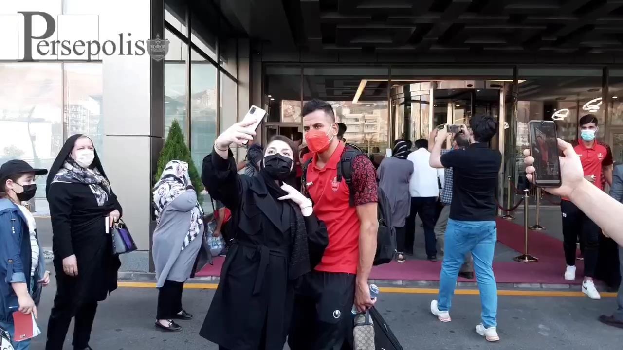 بازیکنان پرسپولیس در میان استقبال هواداران راهی استادیوم محل بازی با ماشین‌سازی شدند