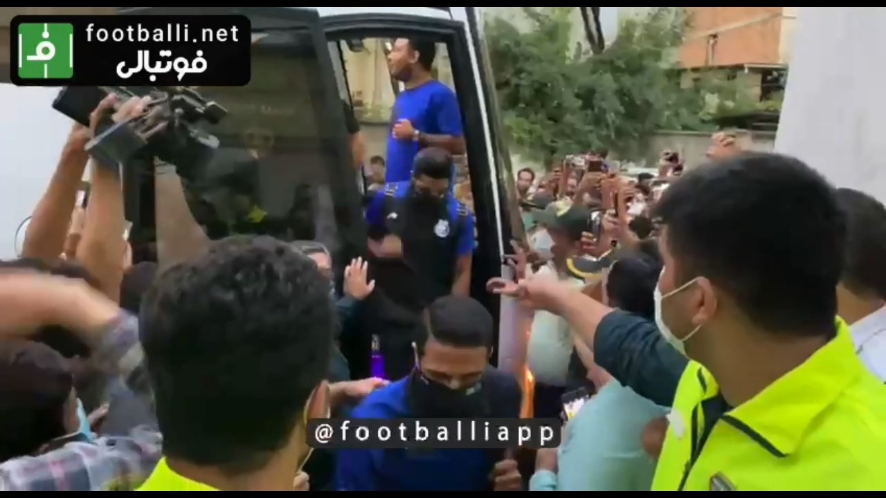 ورود کاروان تیم های نساجی و استقلال به ورزشگاه شهید وطنی