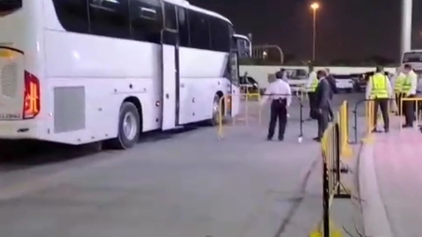ورود کاروان استقلال به ورزشگاه زعبیل برای تقابل با الهلال