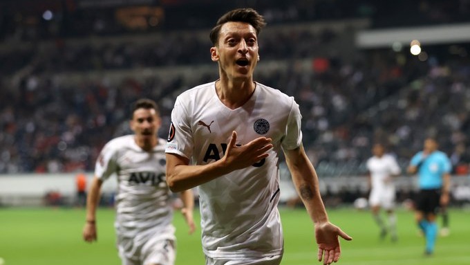 خلاصه بازی فنرباغچه 1-1 فرانکفورت