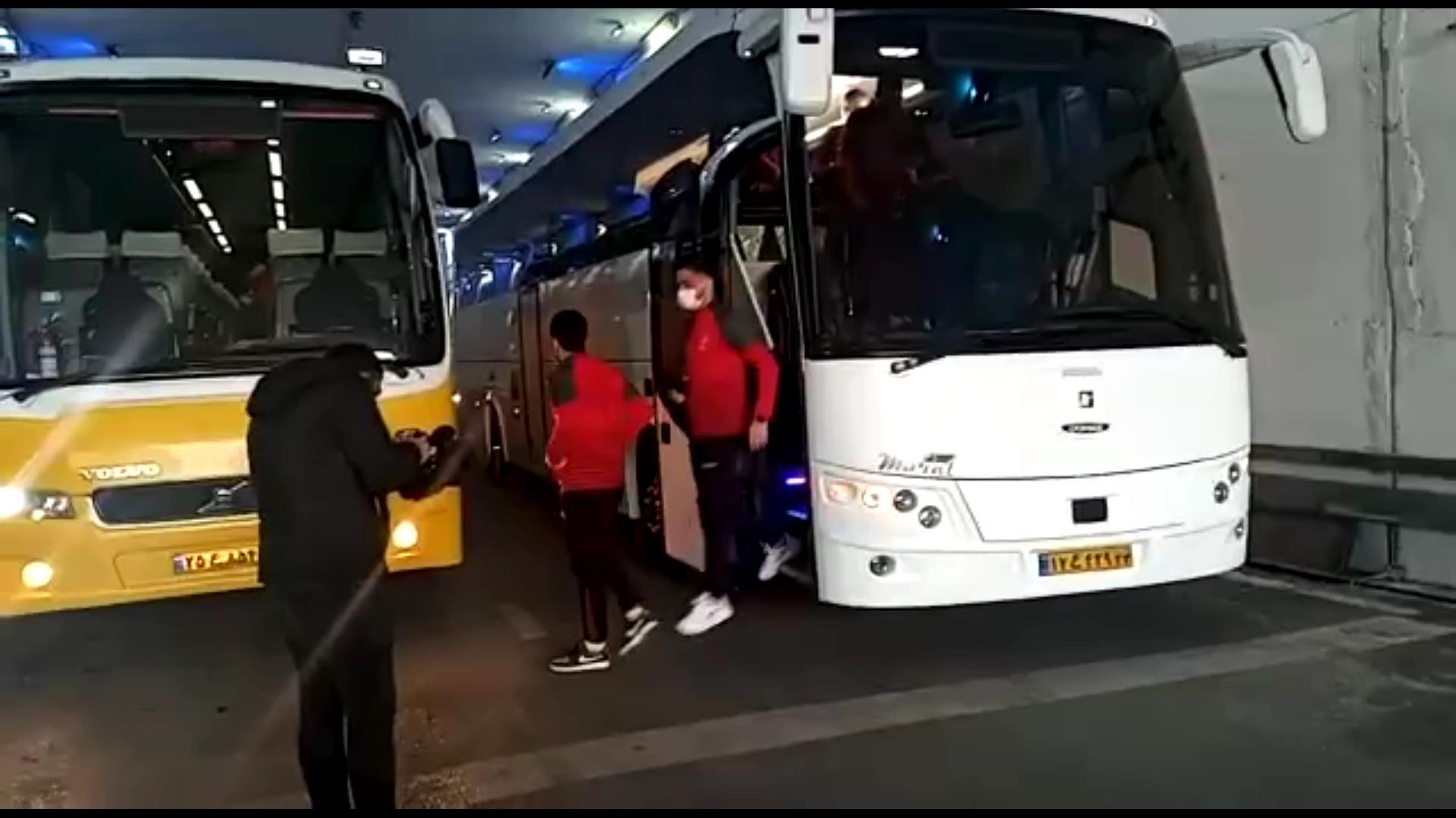 ورود کاروان پرسپولیس و نساجی به ورزشگاه آزادی