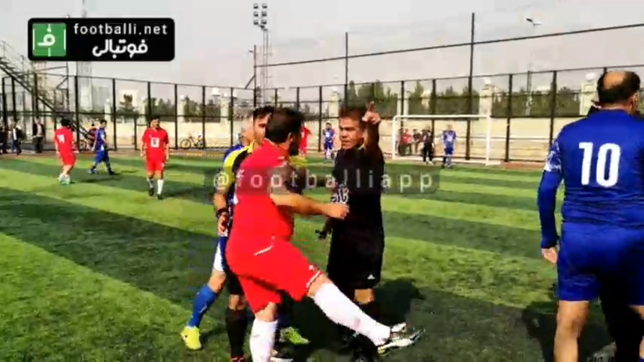 اختصاصی/ اعتراض شدید بهزاد داداشزاده به داور دربی پیشکسوتان در فینال جام شهید طهرانی مقدم