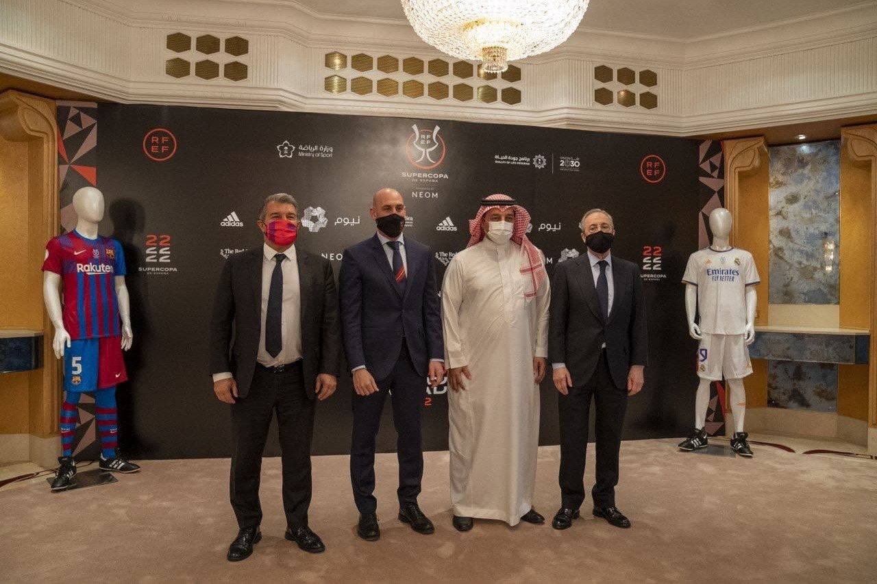 عکس یادگاری پرز و لاپورتا در عربستان با برگزاری ال کلاسیکوی سوپرکاپ