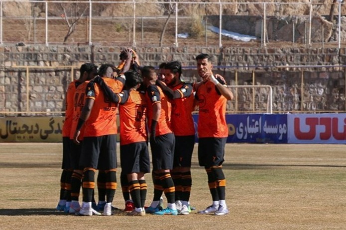 مس رفسنجان تا دیدار با پرسپولیس در تهران می‌ماند/ احتمال بالای میزبانی ورزشگاه شهدای مس در دیدار با نفت