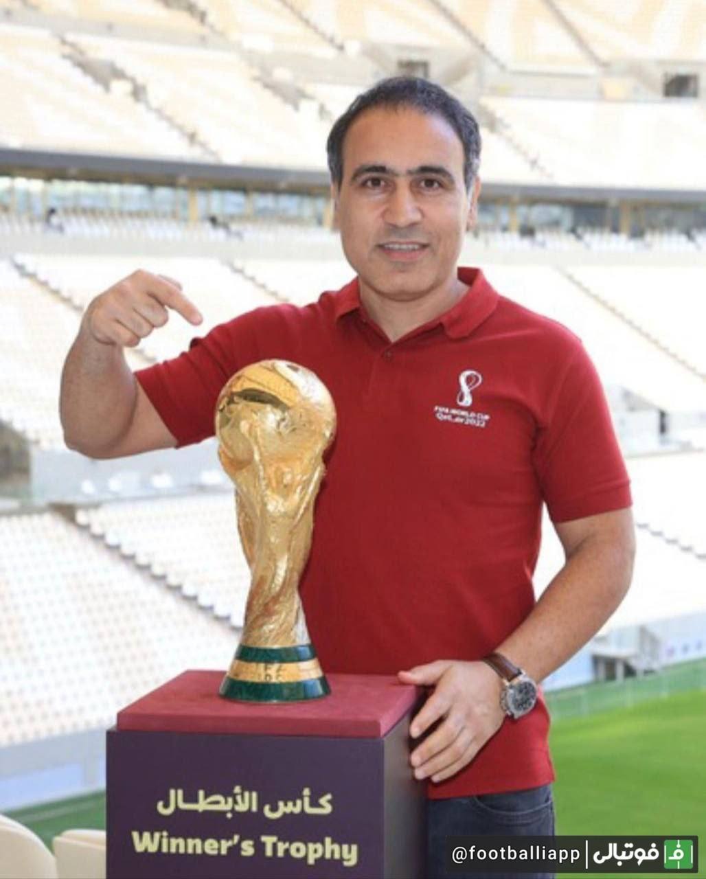 عکس یادگاری مهدی مهدویکیا سرمربی تیم ملی امید ایران با کاپ قهرمانی جام جهانی 2022 قطر