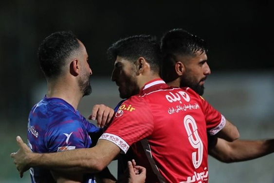حضور فرد جنجالی بازی سپاهان - پرسپولیس در اطراف سرخپوشان (عکس)
