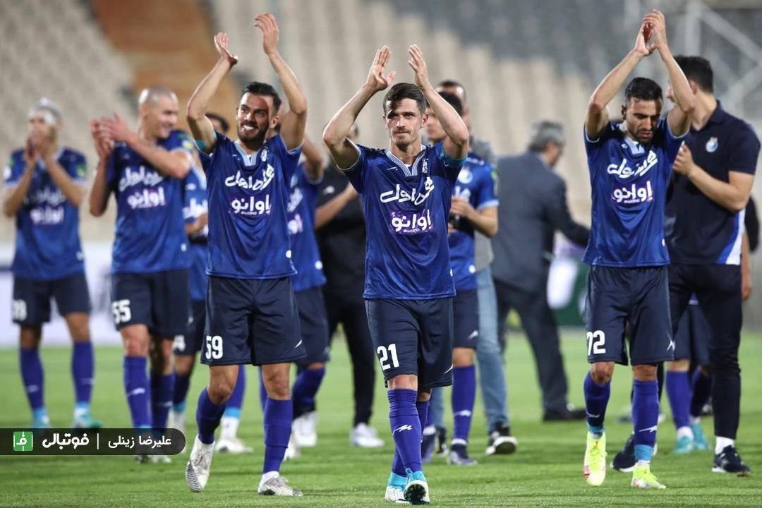 پذیرایی از پرسپولیسیها در ورزشگاه آزادی با سکوی قهرمانی استقلال