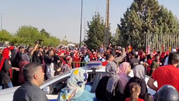 اختصاصی/ ورود تمامی بانوان حاضر در مقابل ورودی شرقی ورزشگاه آزادی به داخل استادیوم