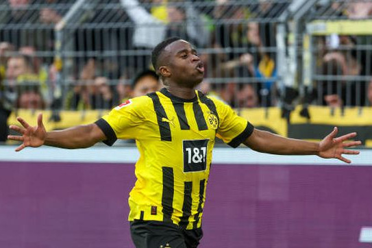 مهاجم دورتموند والدینش را از خانهاش بیرون میاندازد!