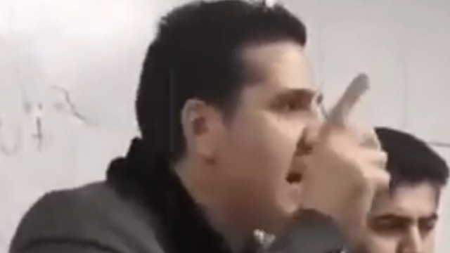 تهدید بازیکنان چوکای تالش توسط سرمربی جدید باشگاه: اگر خوب بازی نکنید به والله در رختکن را باز می کنم و چوب به تماشاگران می دهم تا شما را با چوب بزنند!