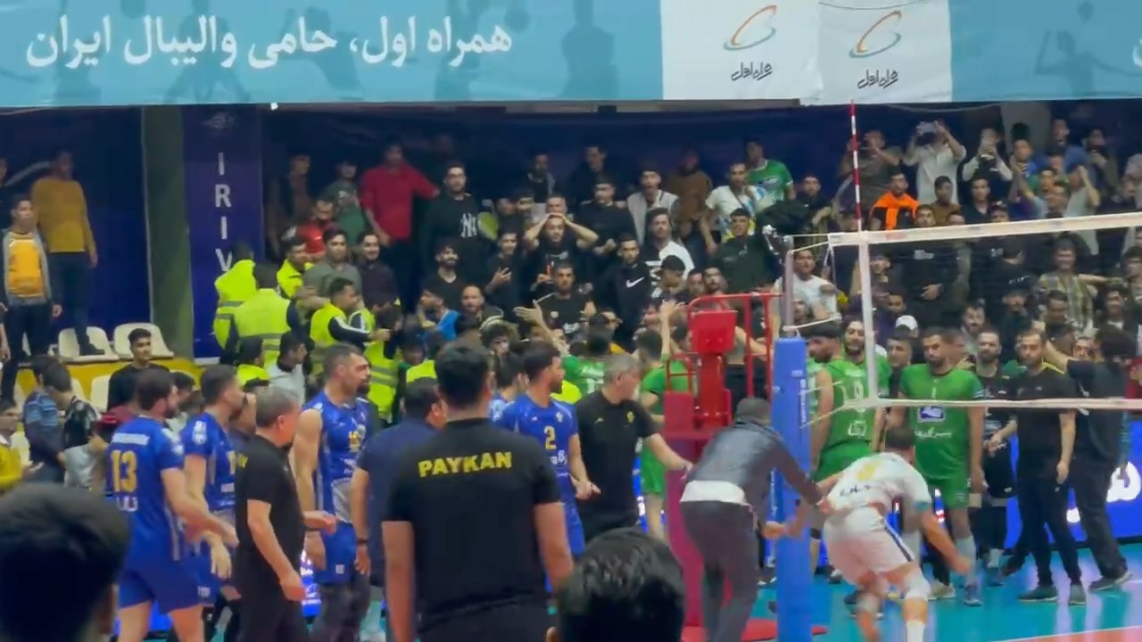 درگیری شدید محمدرضا حضرتپور بازیکن تیم پیکان با هواداران تیم هراز آمل