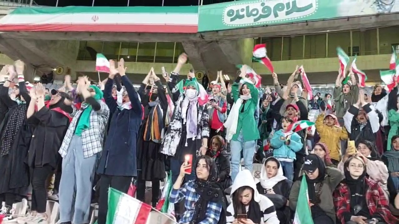 اختصاصی/ تشویق تیم ملی ایران توسط بانوان حاضر در ورزشگاه آزادی