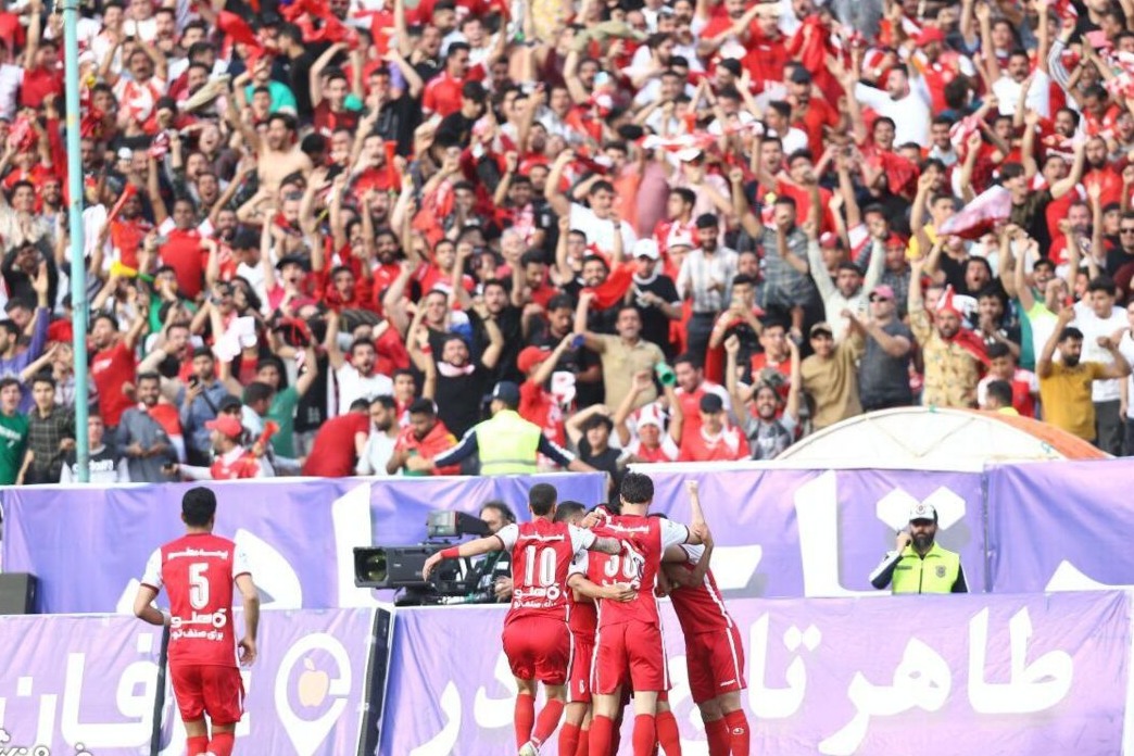 حمله پرسپولیسی‌ها به ورزشگاه آزادی/ هواداران جایگاه VIP را پر کردند