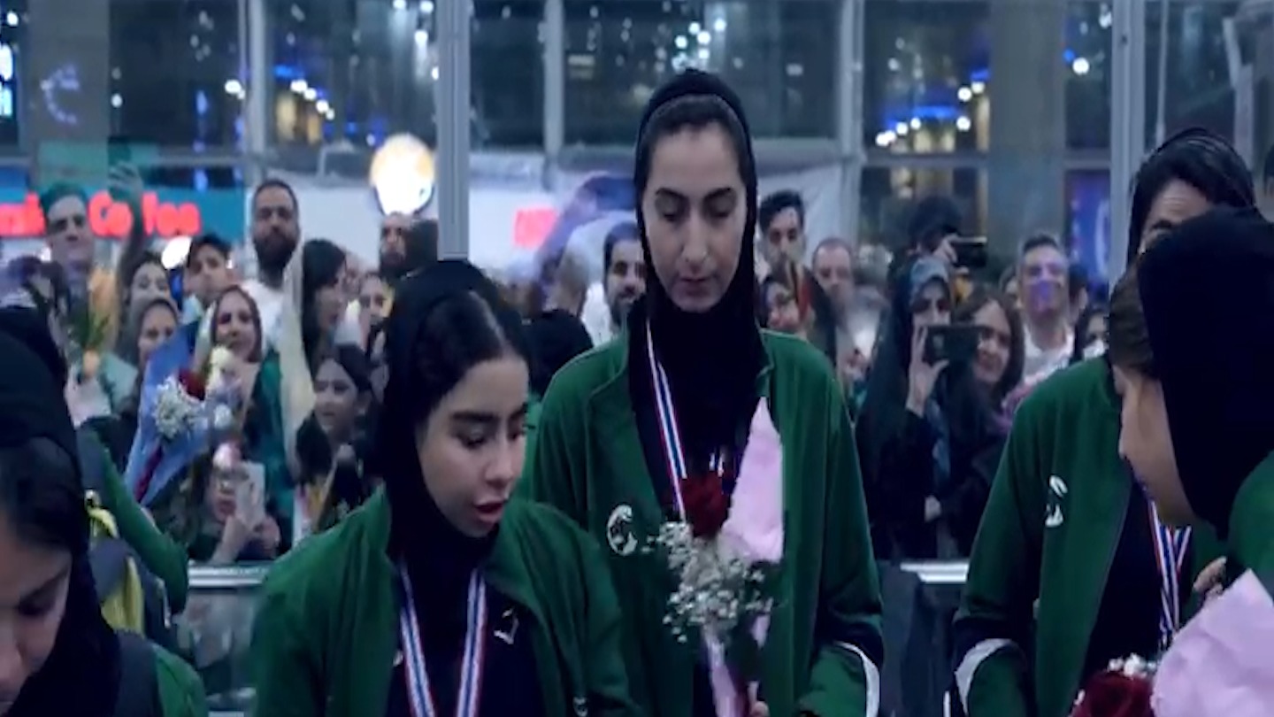استقبال از کاروان تیم ملی هاکی روی یخ زنان ایران پس از بازگشت