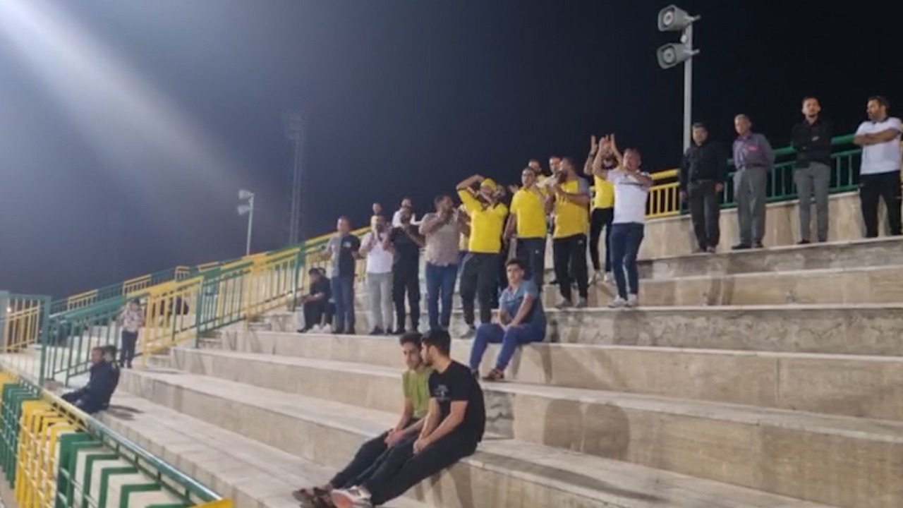 تشویق مهدی رجب زاده توسط هواداران فجرسپاسی