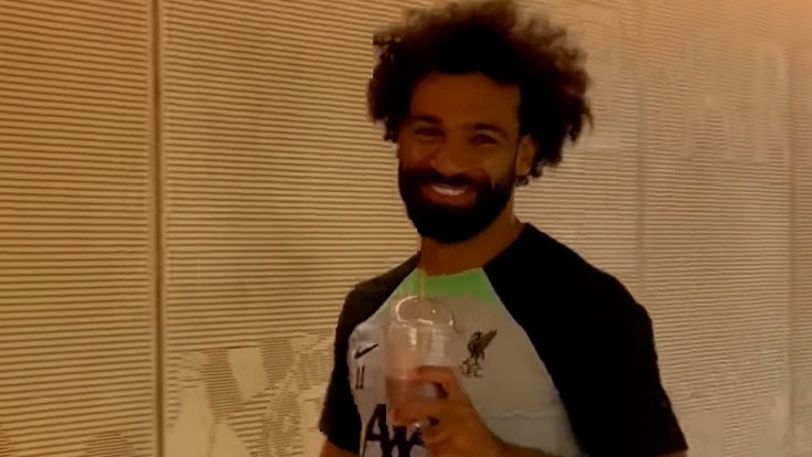 محمد صلاح در حال خوردن آیس پک