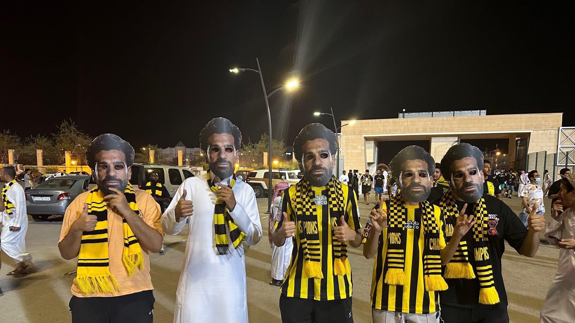 عکس؛ ماسکهای محمد صلاح بر روی چهره هواداران الاتحاد