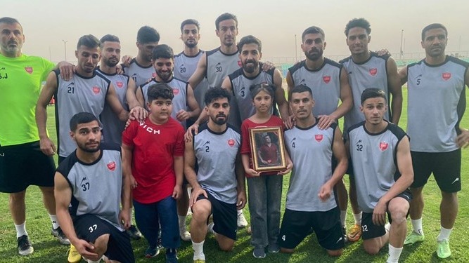 دیدار اعضای تیم پرسپولیس و یحیی گلمحمدی با دختر هوادار مرحوم پرسپولیس