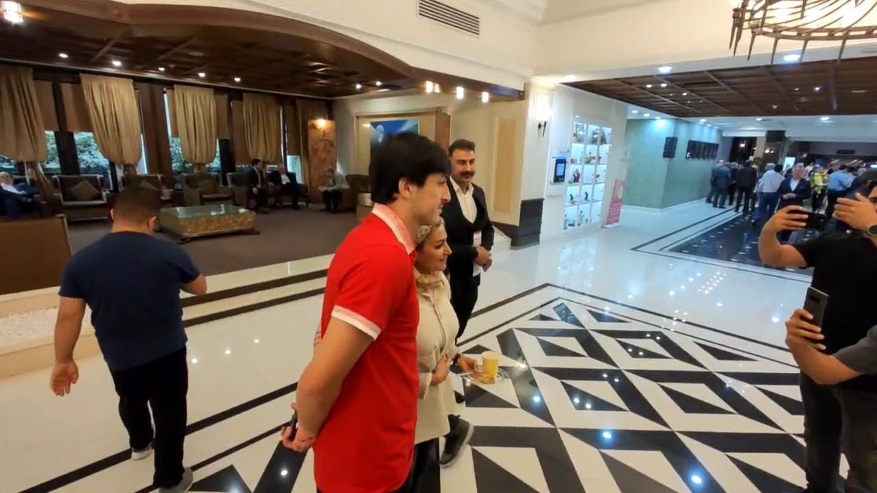 اختصاصی/ عکس یادگاری بانوی هوادار با سردار آزمون قبل از سفر تیم ملی به اردن