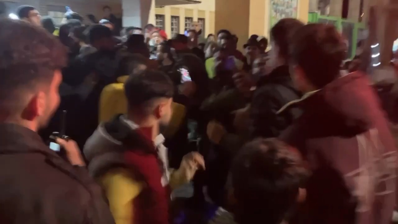لحظه حمله محمدحسین کنعانی زادگان مدافع پرسپولیس به یک هوادار