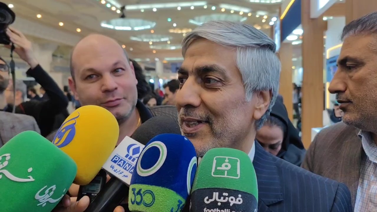 اختصاصی/ حضور وزیر ورزش در نمایشگاه رسانههای ایران و صحبت کوتاه او با خبرنگاران