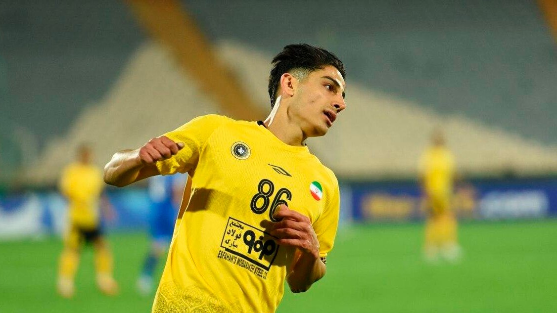 فوتبال برتر/ مجری برنامه: محمد قربانی فردا با سپاهان به عربستان نمی‌رود/ محمدجواد حسین نژاد هم از زنیت روسیه پیشنهاد رسمی دارد