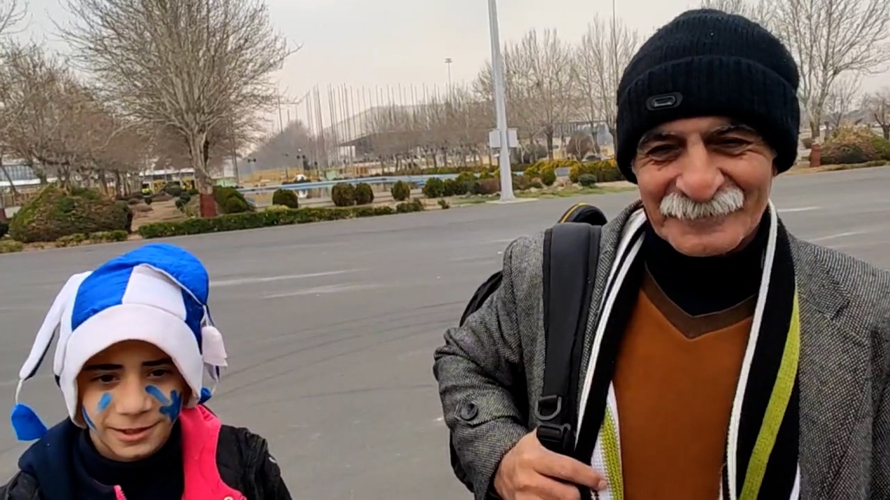 اختصاصی/ صحبت‌های پدربزرگ و نوه هوادار استقلال قبل از بازی این تیم مقابل سپاهان