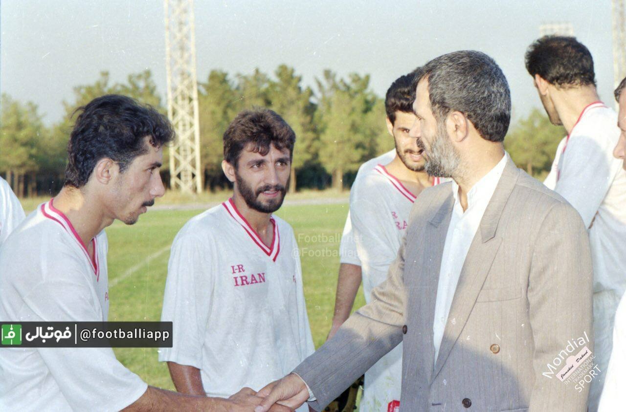 نوستالژی فوتبالی/ دیدار زنده یاد حسن غفوری‌فرد، رییس وقت سازمان تربیت بدنی با ملی پوشان در زمین شماره دو آزادی، مهدی فنونی زاده، شهرام عطارزاده، امیرقلعه‌نویی و ابراهیم تهامی در تصویر حضور دارند.