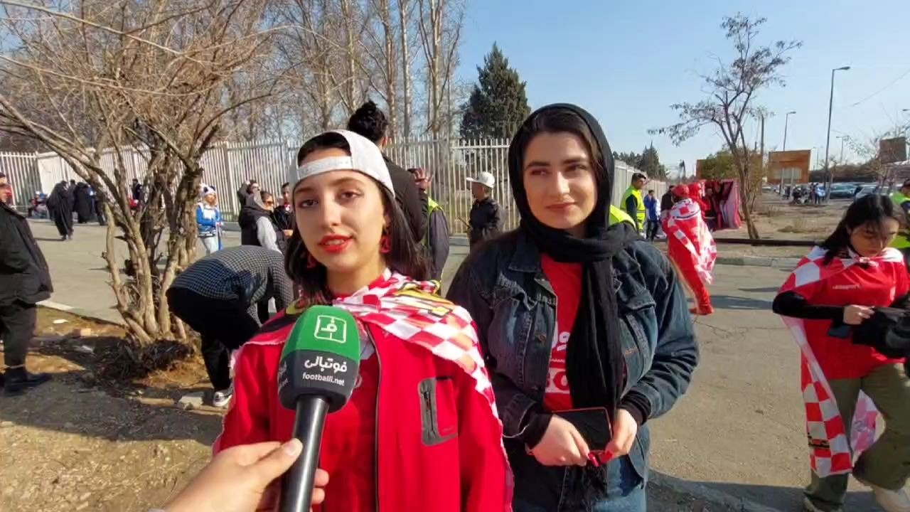 اختصاصی/ گفت و گو با بانوی هوادار پرسپولیس که هر وقت پیش از بازیهای این تیم با فوتبالی مصاحبه کرده، پرسپولیس پیروز شده است