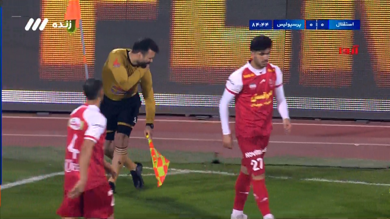 پرتاب اشیا از سمت هواداران پرسپولیس که باعث مصدومیت کمک داور شد!