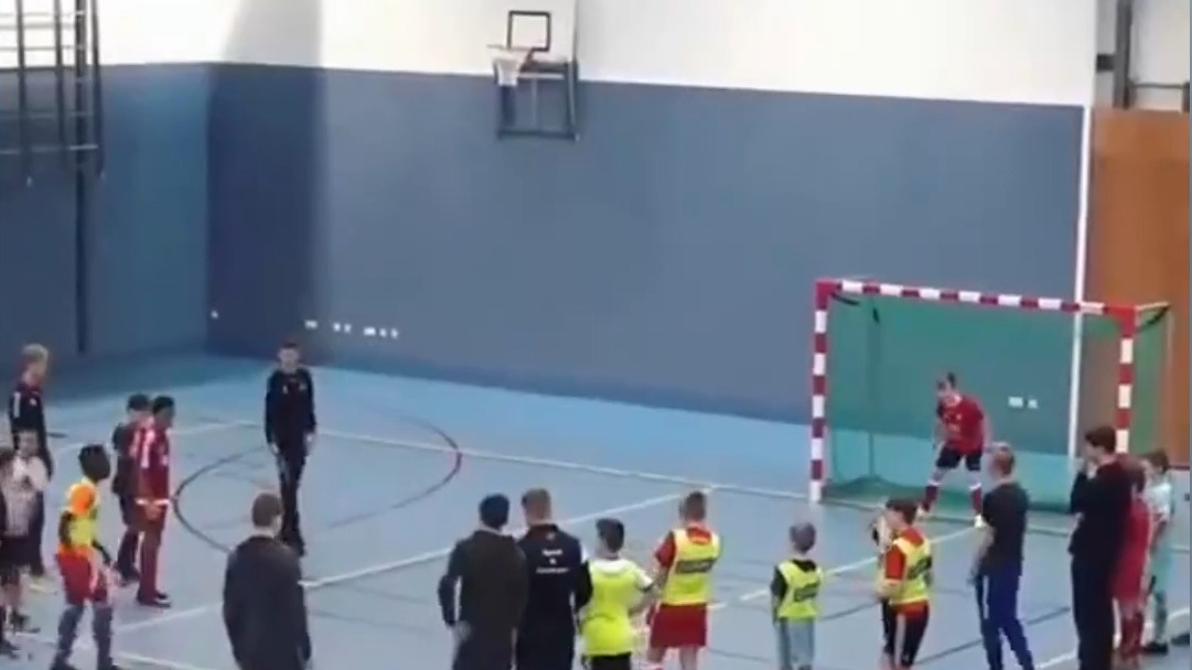 هدف گیری جالب و همزمان با توپ و کفش به دروازه فوتبال و سبد بسکتبال