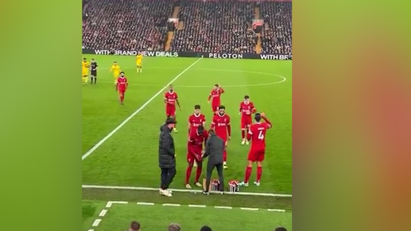 لحظه افطار محمد صلاح و کوناته بازیکنان لیورپول در بازی مقابل شفیلد یونایتد