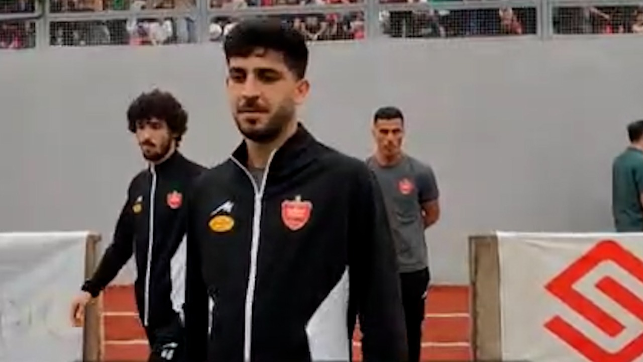 اختصاصی/ ورود بازیکنان پرسپولیس به زمین برای بررسی چمن و آشنایی با جو ورزشگاه