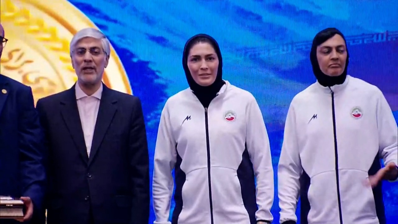 قهر کردن شهربانو منصوریان در مراسم تجلیل از مدال آوران با حضور وزیر ورزش