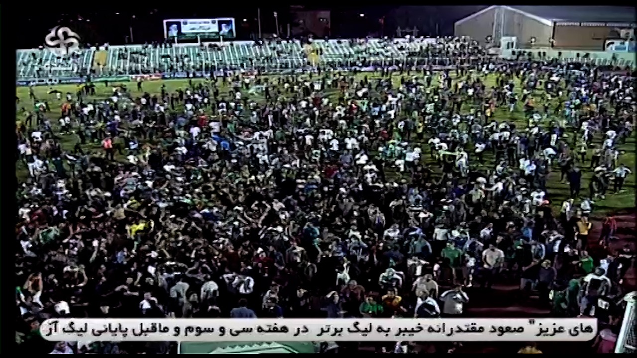 هجوم هواداران خیبر به داخل ورزشگاه پس از صعود به لیگ برتر