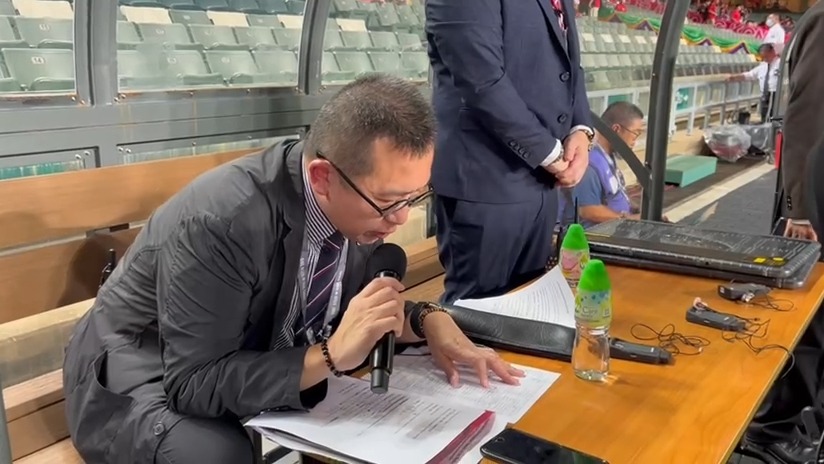اعلام اسامی ملیپوشان فوتبال ایران توسط گویندهی حاضر در ورزشگاه پیش از دیدار برابر هنگکنگ