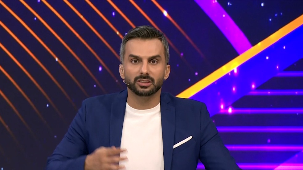 فوتبال برتر/ مجری برنامه: ورزشگاه آزادی حداقل شش ماه دیگر زمان نیاز دارد / مافیا چمن در ایران از عمد چمن های بی کیفیت به کار میبرند